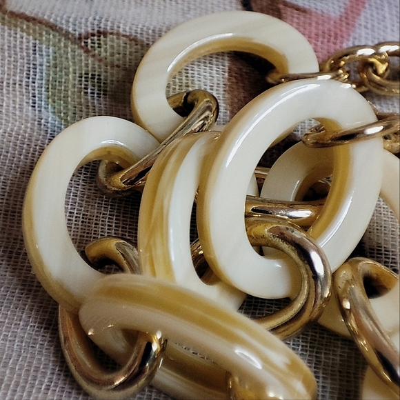 Talbot's Talbots Long Oval Yellowish Swirl Cream Lucite Gold Tone Link Necklace - Picture 8 of 14